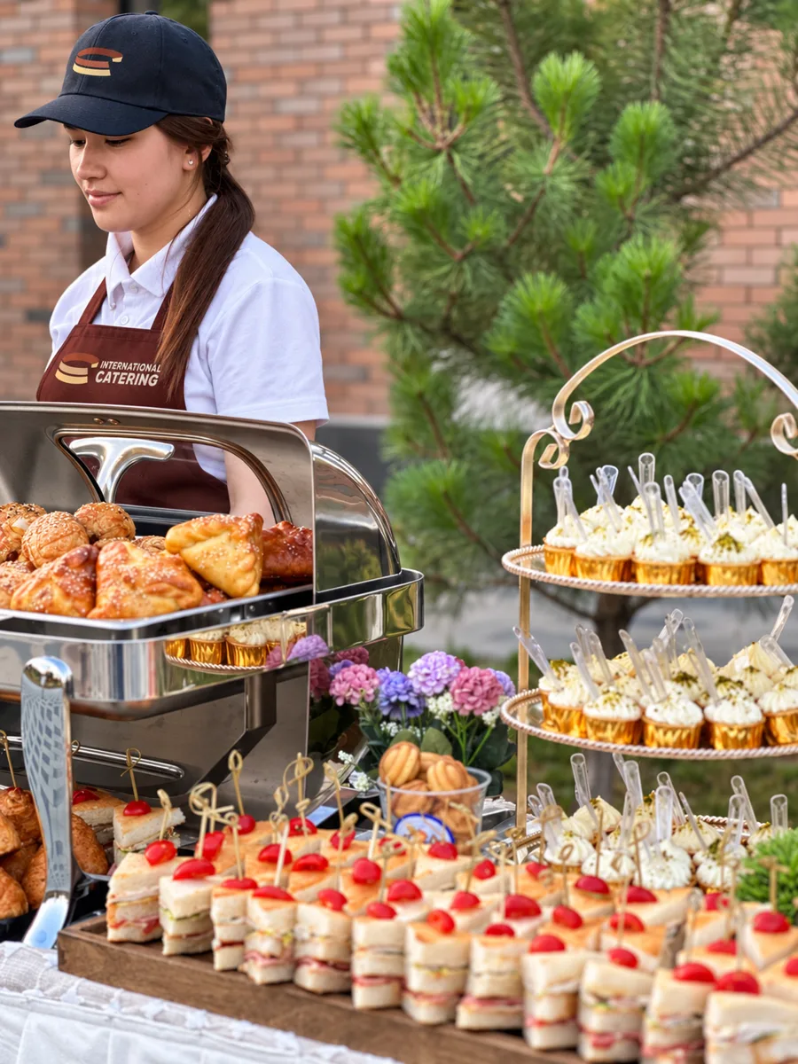 Кофе-брейк: выпечка, сэндвичи и капкейки, официант в фартуке International Catering