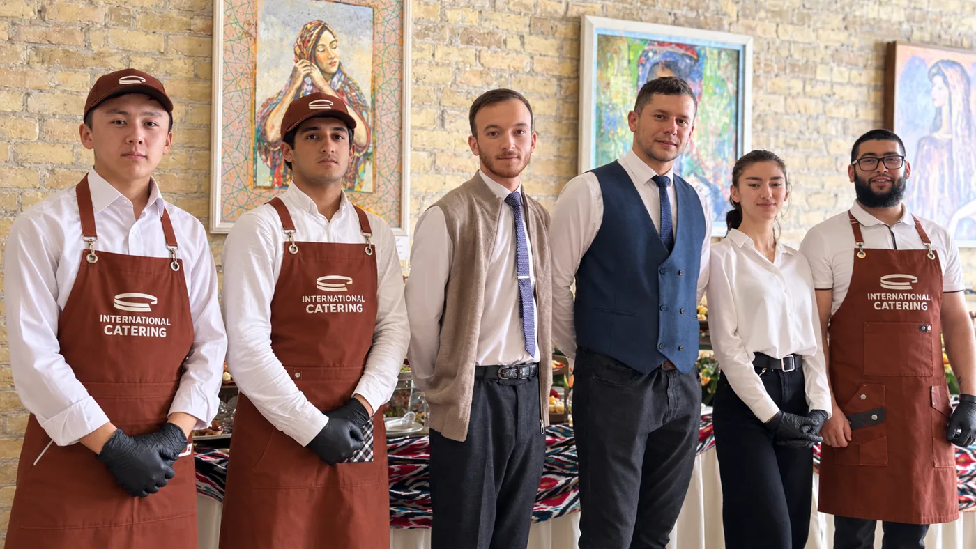 Команда International Catering в фирменных фартуках